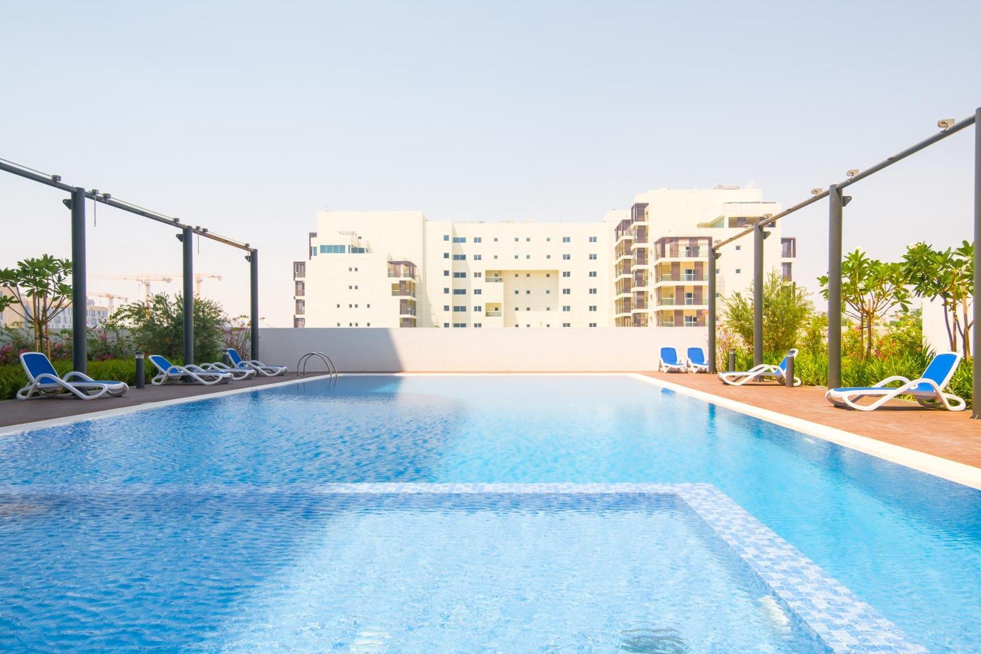 شقة Poolside Charm أبو ظبي المظهر الخارجي الصورة