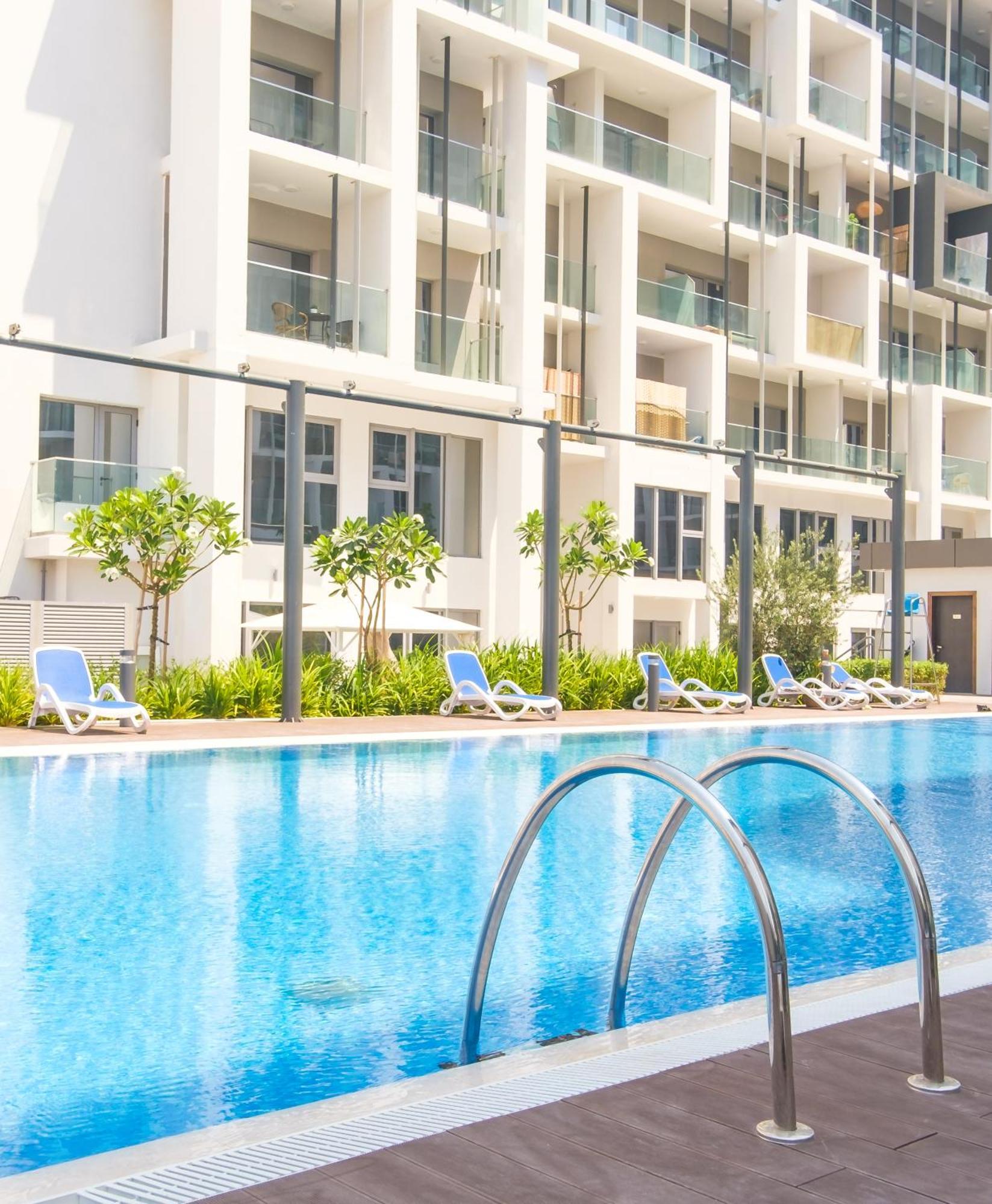 شقة Poolside Charm أبو ظبي المظهر الخارجي الصورة